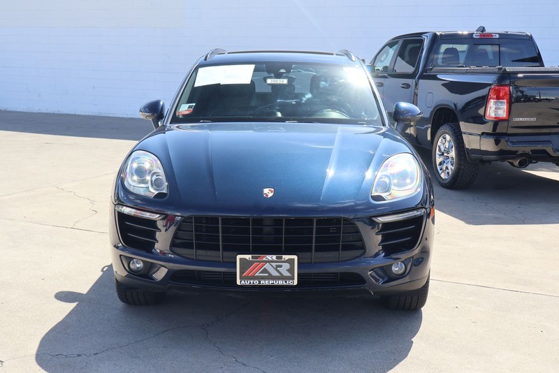 Porsche Macan Vehicle Full-screen Gallery Image 02