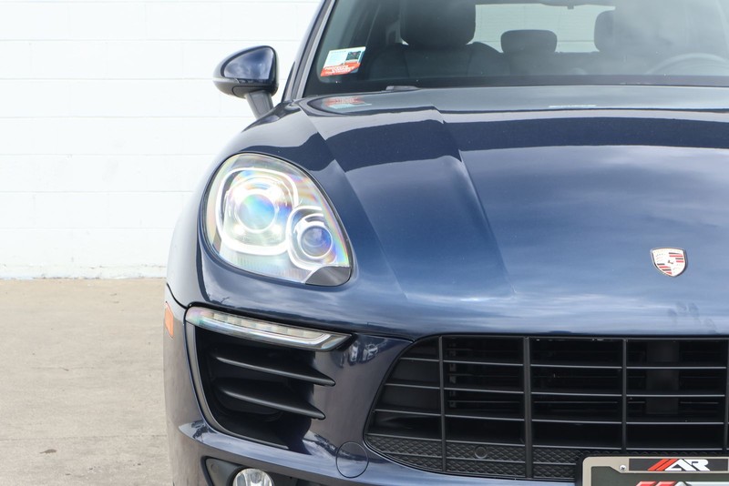 Porsche Macan Vehicle Full-screen Gallery Image 03