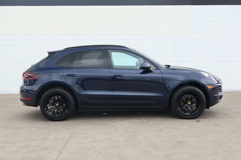 Porsche Macan Vehicle Full-screen Gallery Image 04