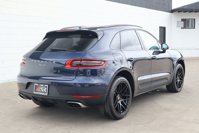 Porsche Macan Vehicle Full-screen Gallery Image 05