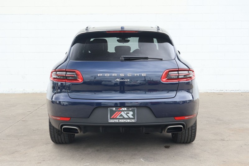 Porsche Macan Vehicle Full-screen Gallery Image 06