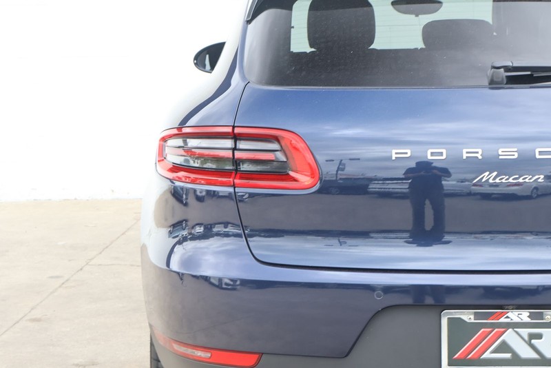 Porsche Macan Vehicle Full-screen Gallery Image 07