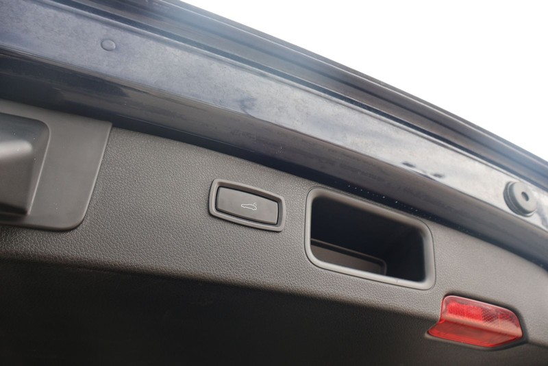 Porsche Macan Vehicle Full-screen Gallery Image 09