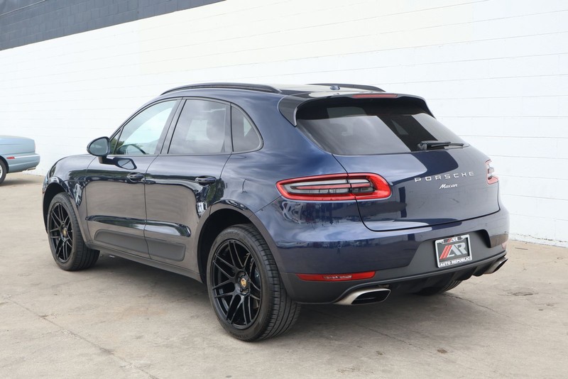 Porsche Macan Vehicle Full-screen Gallery Image 10