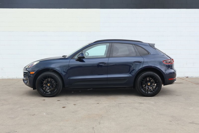 Porsche Macan Vehicle Full-screen Gallery Image 11