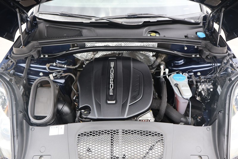 Porsche Macan Vehicle Full-screen Gallery Image 13
