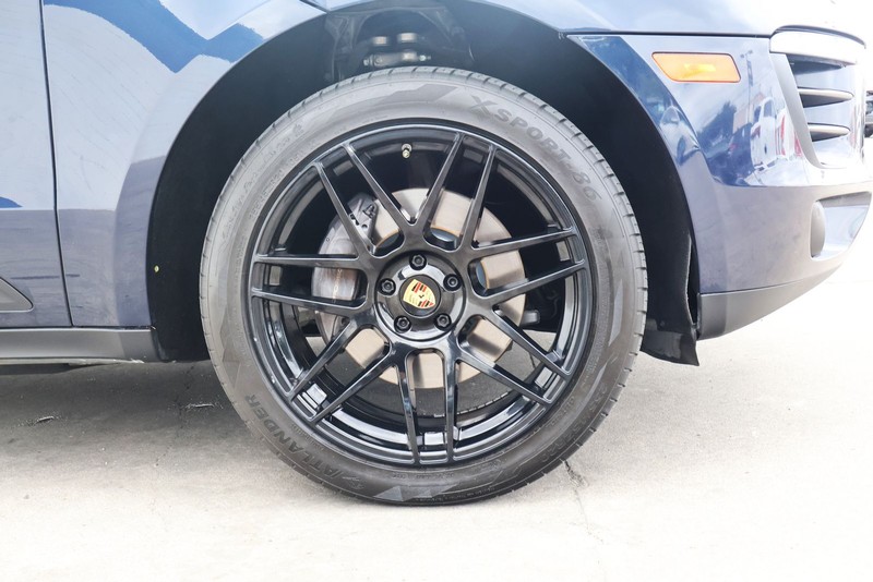 Porsche Macan Vehicle Full-screen Gallery Image 14