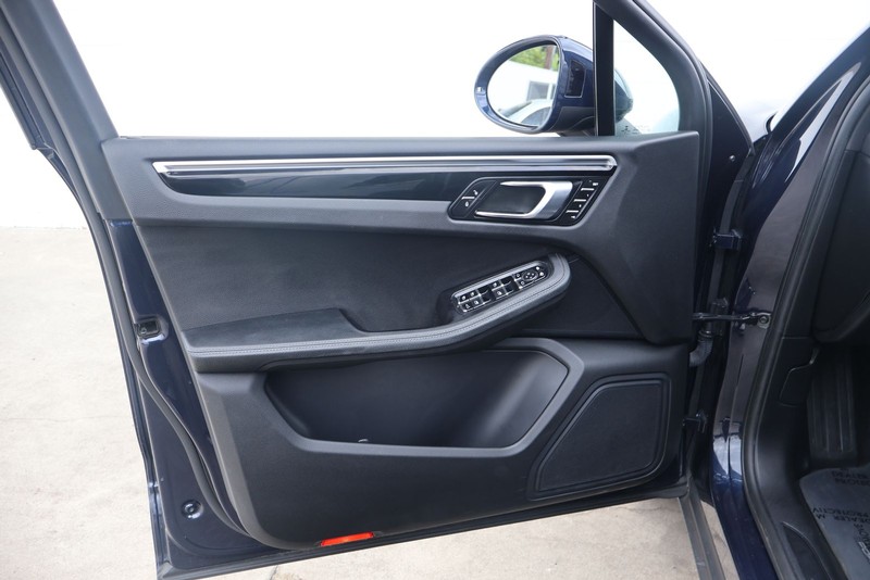 Porsche Macan Vehicle Full-screen Gallery Image 15
