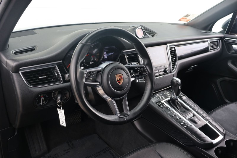 Porsche Macan Vehicle Full-screen Gallery Image 16