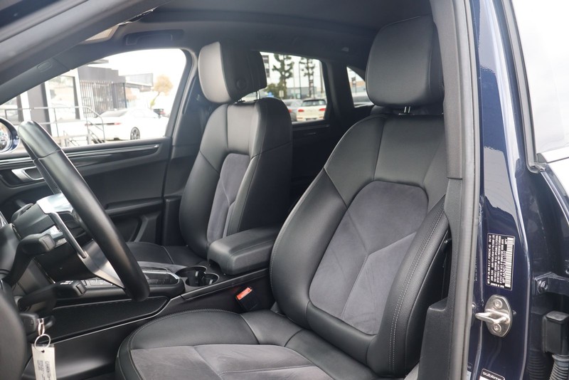Porsche Macan Vehicle Full-screen Gallery Image 17