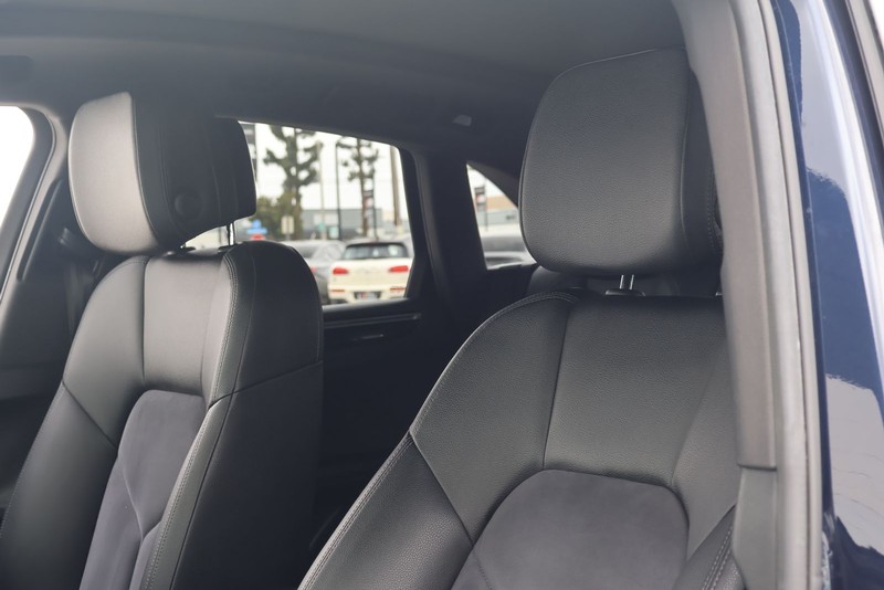 Porsche Macan Vehicle Full-screen Gallery Image 18