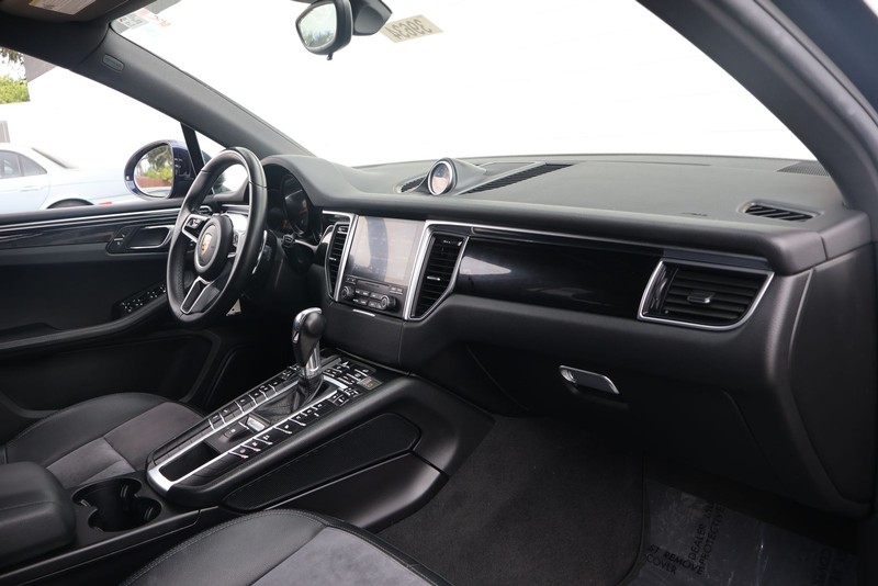 Porsche Macan Vehicle Full-screen Gallery Image 19
