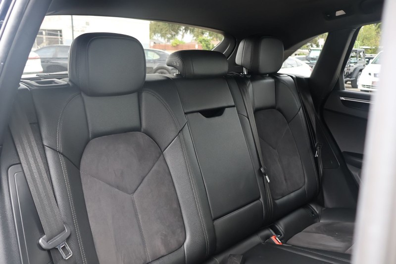 Porsche Macan Vehicle Full-screen Gallery Image 21