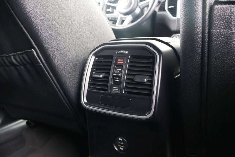 Porsche Macan Vehicle Full-screen Gallery Image 22