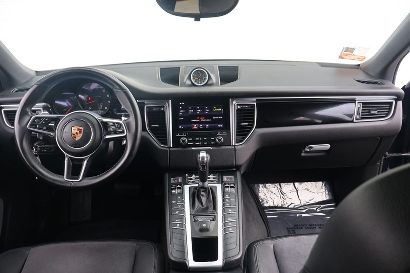 Porsche Macan Vehicle Full-screen Gallery Image 23