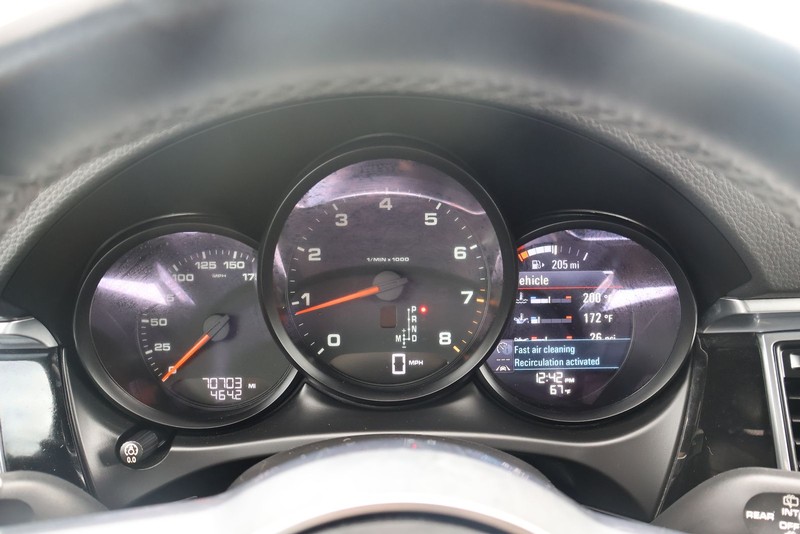 Porsche Macan Vehicle Full-screen Gallery Image 24