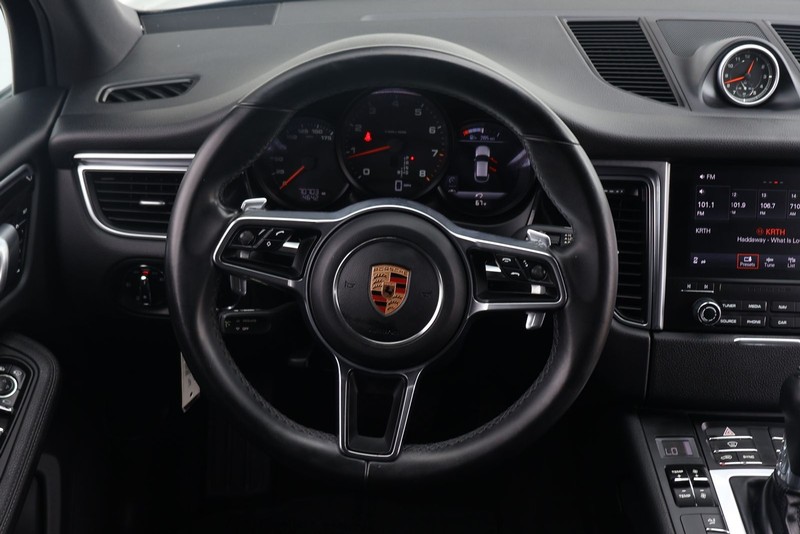Porsche Macan Vehicle Full-screen Gallery Image 25