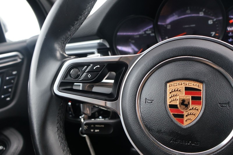 Porsche Macan Vehicle Full-screen Gallery Image 26