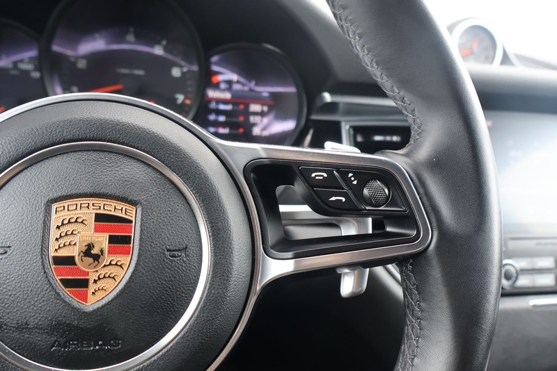 Porsche Macan Vehicle Full-screen Gallery Image 27