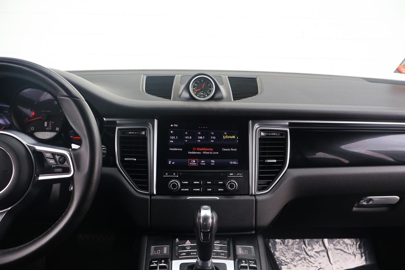 Porsche Macan Vehicle Full-screen Gallery Image 28