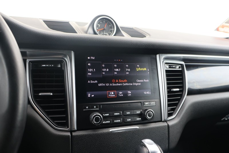 Porsche Macan Vehicle Full-screen Gallery Image 29
