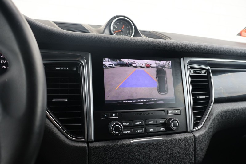 Porsche Macan Vehicle Full-screen Gallery Image 30