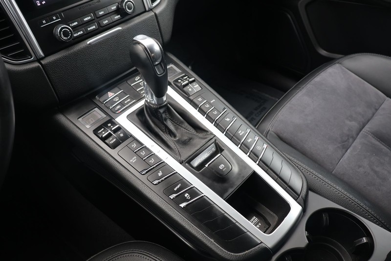 Porsche Macan Vehicle Full-screen Gallery Image 31