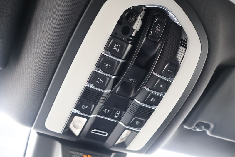 Porsche Macan Vehicle Full-screen Gallery Image 32