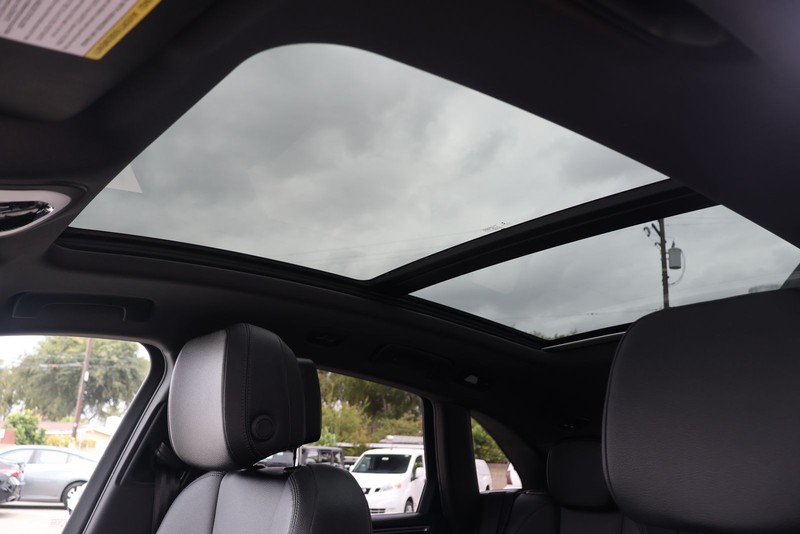 Porsche Macan Vehicle Full-screen Gallery Image 33
