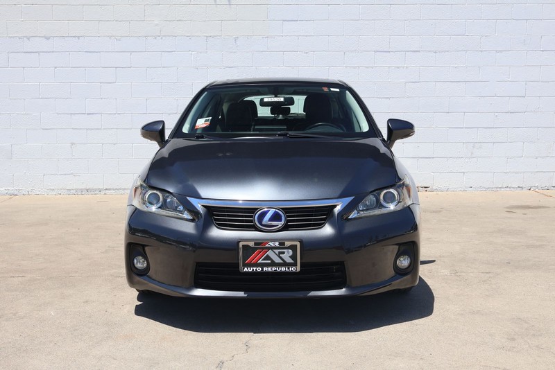 Lexus CT 200h Vehicle Full-screen Gallery Image 02
