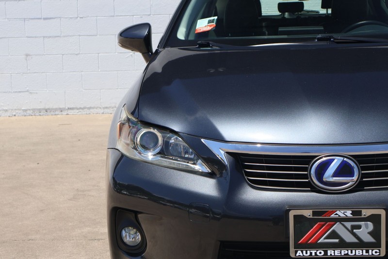 Lexus CT 200h Vehicle Full-screen Gallery Image 03