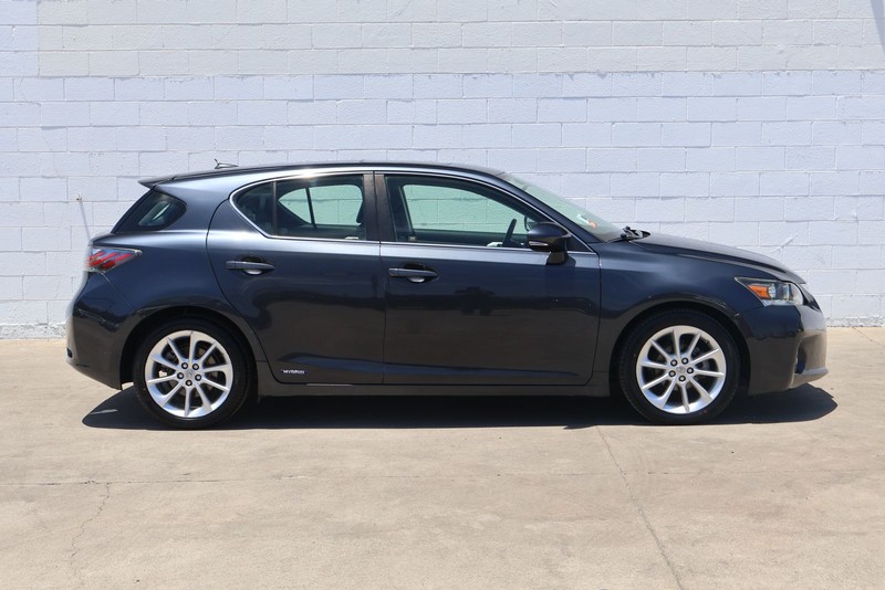 Lexus CT 200h Vehicle Full-screen Gallery Image 04