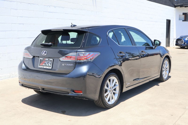 Lexus CT 200h Vehicle Full-screen Gallery Image 05