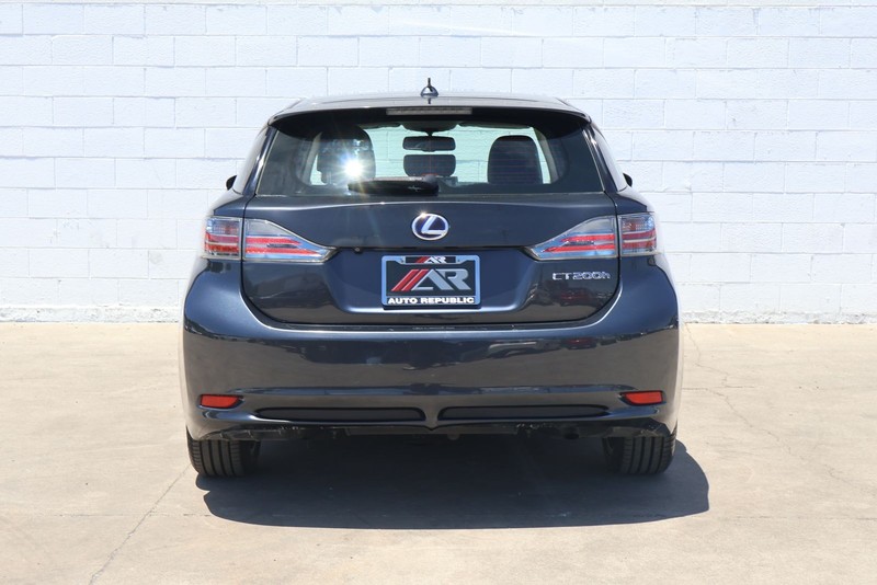 Lexus CT 200h Vehicle Full-screen Gallery Image 06
