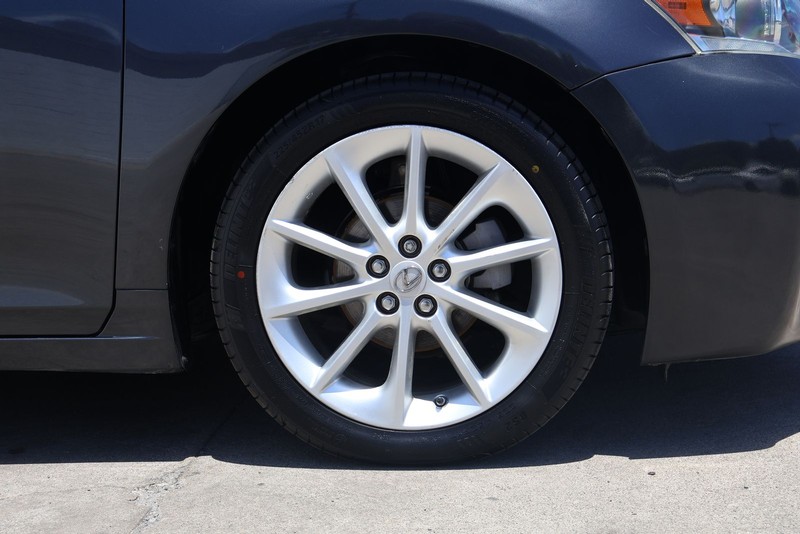 Lexus CT 200h Vehicle Full-screen Gallery Image 13
