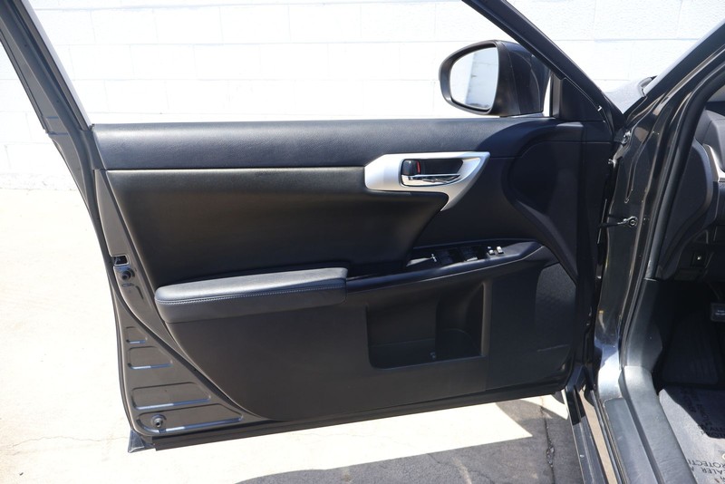 Lexus CT 200h Vehicle Full-screen Gallery Image 14
