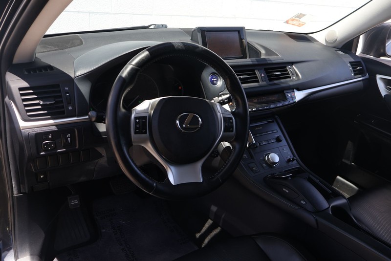 Lexus CT 200h Vehicle Full-screen Gallery Image 15