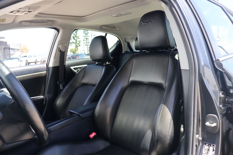 Lexus CT 200h Vehicle Full-screen Gallery Image 16