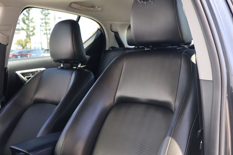 Lexus CT 200h Vehicle Full-screen Gallery Image 17