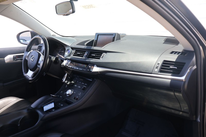 Lexus CT 200h Vehicle Full-screen Gallery Image 18