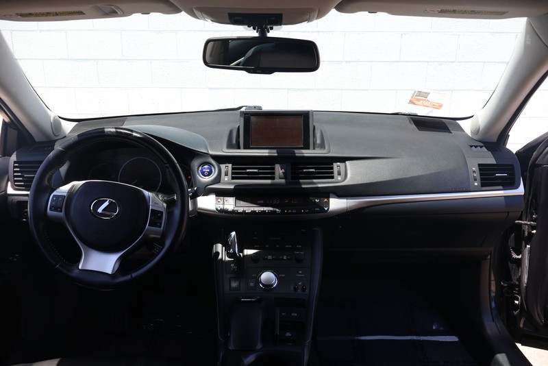 Lexus CT 200h Vehicle Full-screen Gallery Image 21