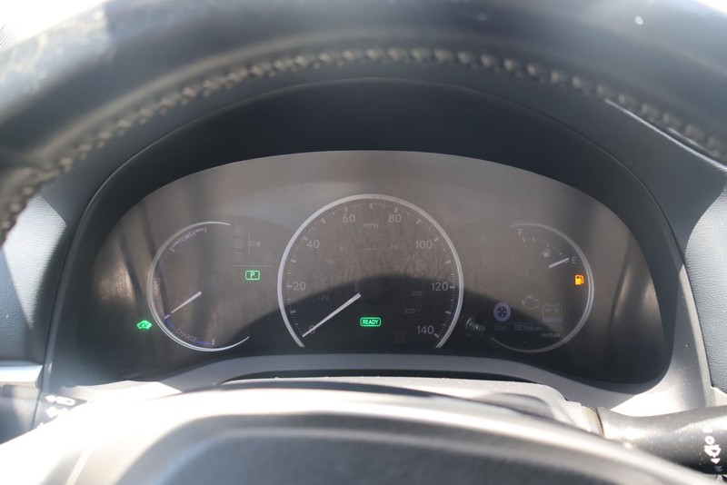 Lexus CT 200h Vehicle Full-screen Gallery Image 22