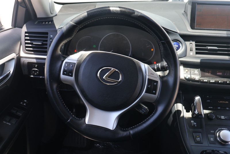 Lexus CT 200h Vehicle Full-screen Gallery Image 23