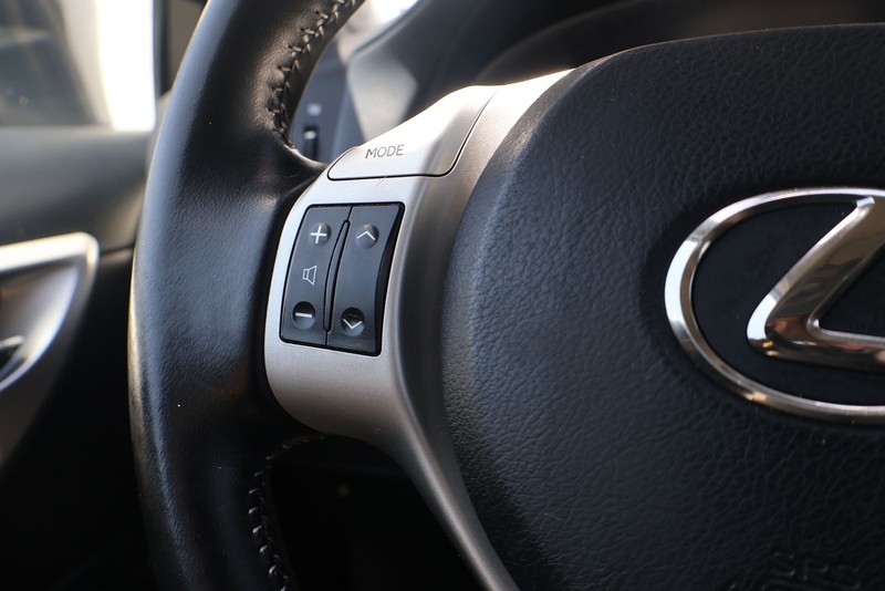 Lexus CT 200h Vehicle Full-screen Gallery Image 24