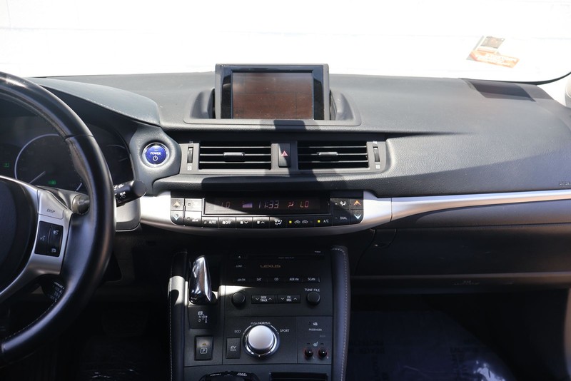 Lexus CT 200h Vehicle Full-screen Gallery Image 26