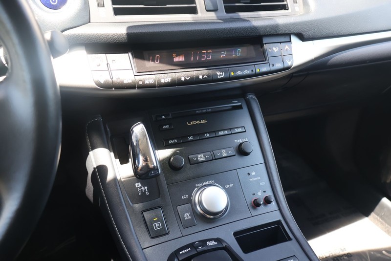 Lexus CT 200h Vehicle Full-screen Gallery Image 28
