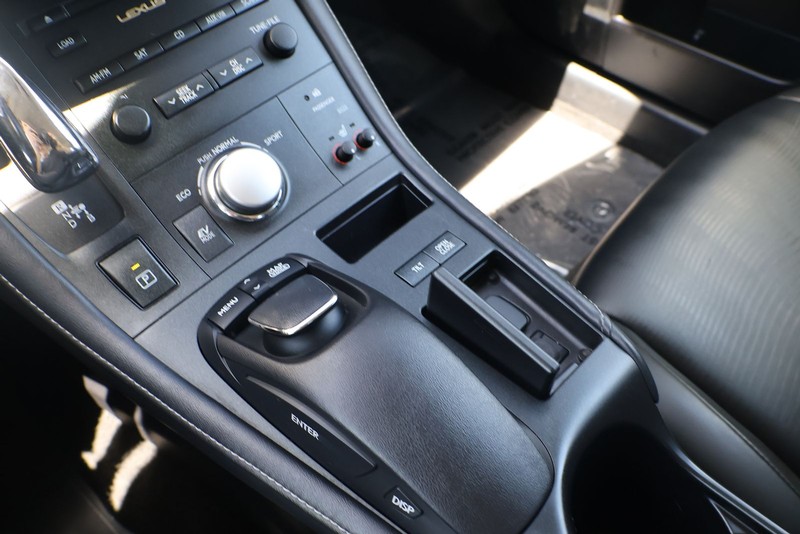 Lexus CT 200h Vehicle Full-screen Gallery Image 29