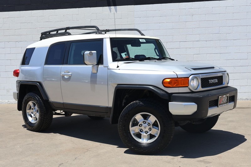 Toyota FJ Cruiser Vehicle Full-screen Gallery Image 01