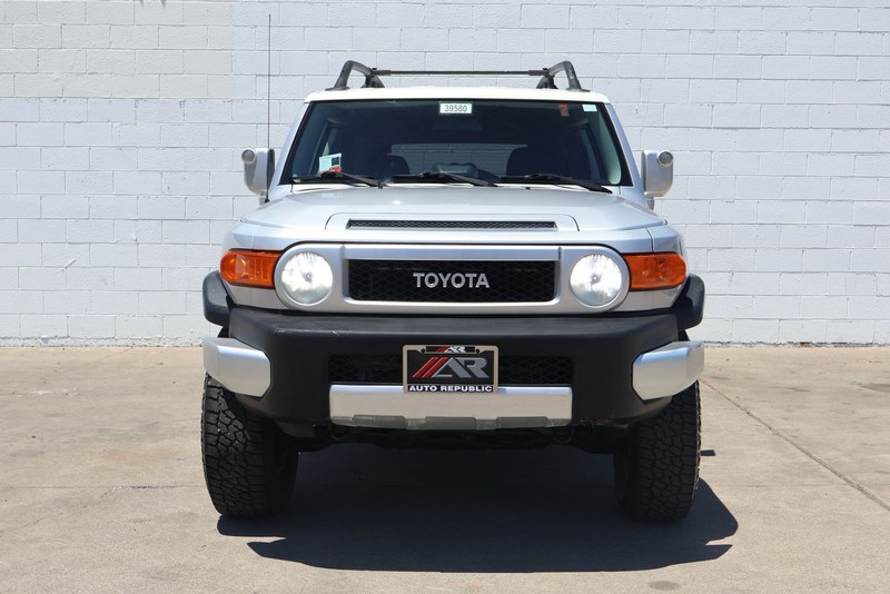 Toyota FJ Cruiser Vehicle Full-screen Gallery Image 02