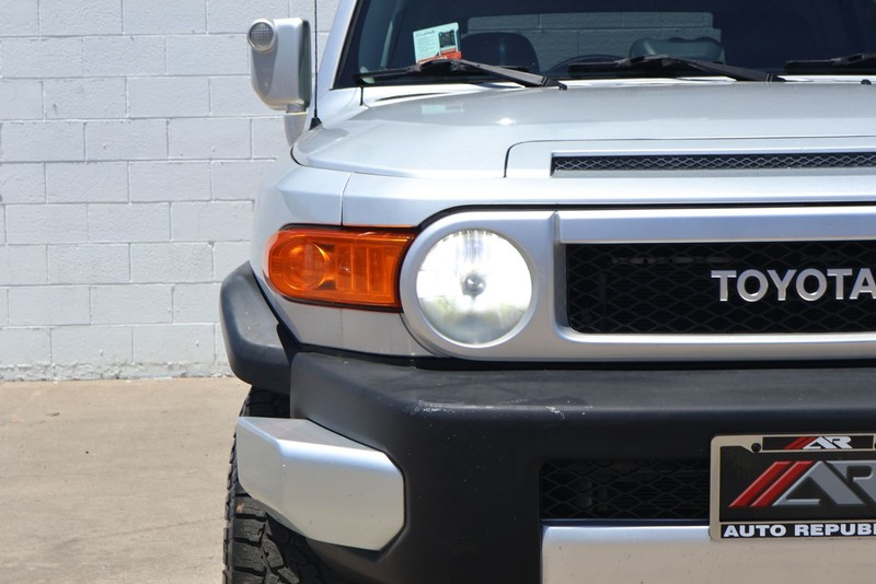Toyota FJ Cruiser Vehicle Full-screen Gallery Image 03